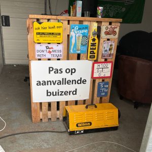 Verzameling bordjes met als meest opvallende tekst: "Pas op, aanvallende buizerd"