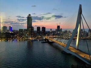 Gezicht op Rotterdam vanaf de Kop van Zuid